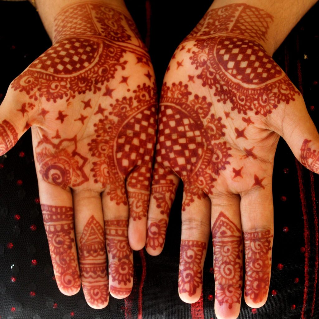 5. Beautiful Simple Mehndi Design on Palm