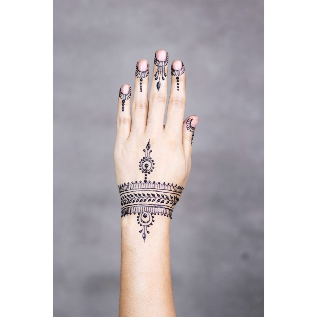 One Hand Back of The Palm Front Hand Simple Mehndi Design