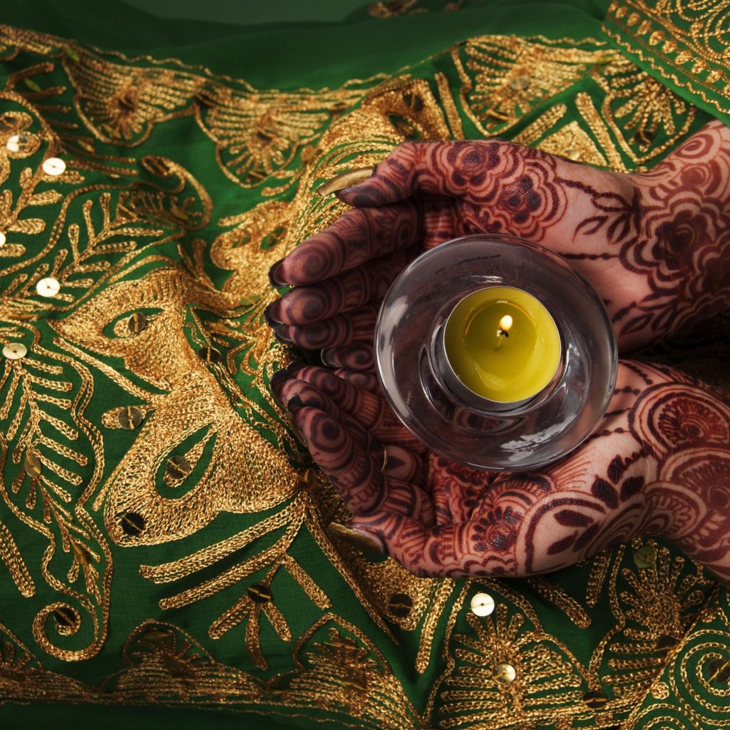 Simpl Mehndi design on the bride's palm and burning deep in the middle
