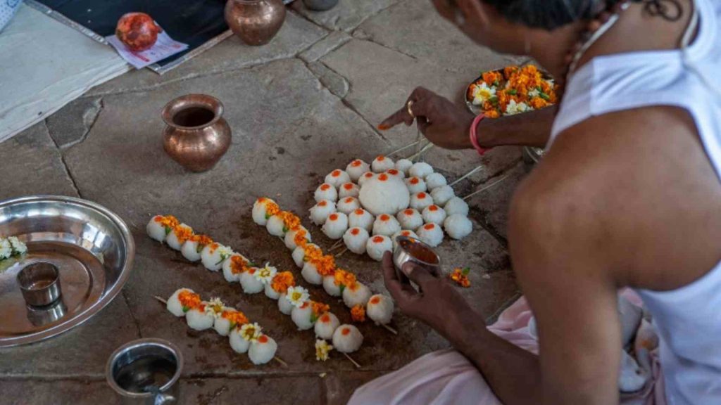 Pandit for Last Rites